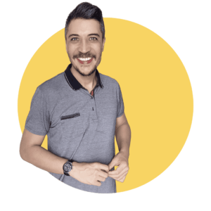 Une personne sourit tout en portant une chemise.